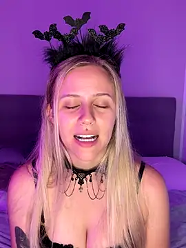 lunawolf21 online show from 10, 10, 2025