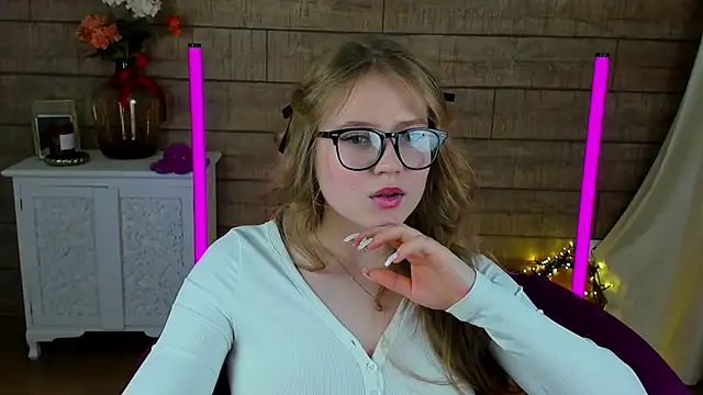 Snapshot of SelinSwarovski chatting on 9, 3, 2025 SelinSwarovski online show from 9, 3, 2025