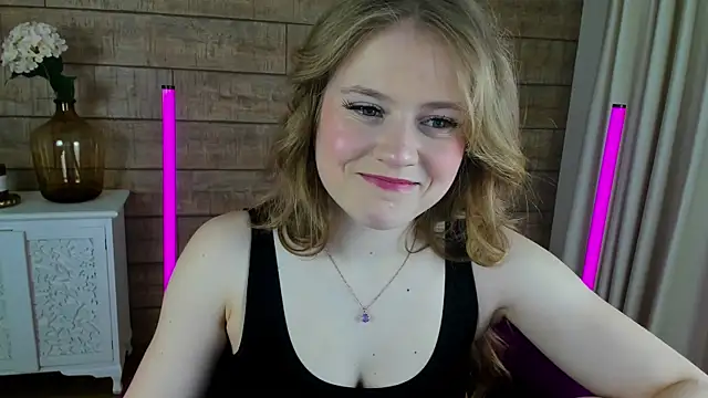 Snapshot of SelinSwarovski chatting on 14, 3, 2025 SelinSwarovski online show from 14, 3, 2025