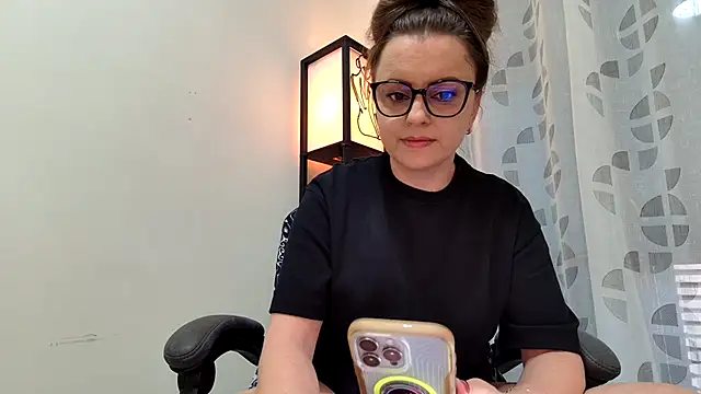 Snapshot of Eelleen chatting on 9, 6, 2026 Eelleen online show from 9, 6, 2026