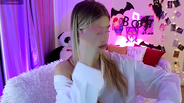 Snapshot of BattyMelody chatting on 8, 11, 2025 BattyMelody online show from 8, 11, 2025