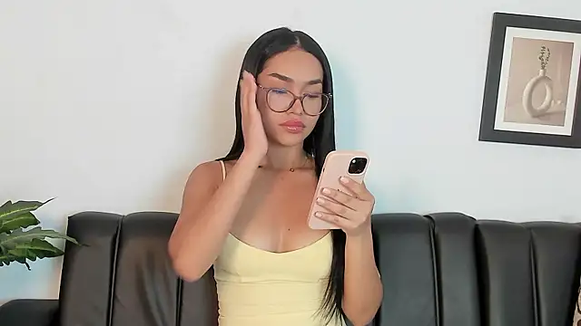 Mia petite01 online show from 17, 9, 2025