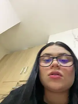 alissonfernandez  online show from 18, 4, 2026