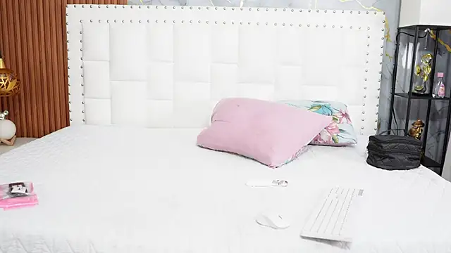Snapshot of hornybarelylegalgirl chatting on 19, 5, 2026 hornybarelylegalgirl online show from 19, 5, 2026