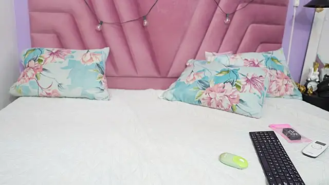 Snapshot of hornybarelylegalgirl chatting on 27, 6, 2026 hornybarelylegalgirl online show from 27, 6, 2026
