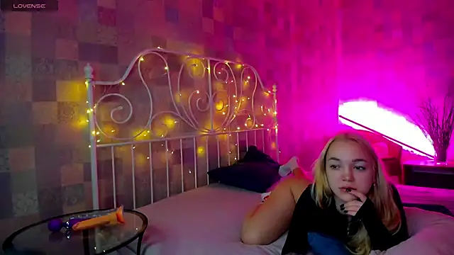 Snapshot of Christy_Little chatting on 1, 2, 2025 Christy Little online show from 1, 2, 2025