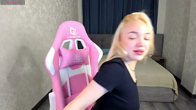 Snapshot of Christy_Little chatting on 10, 2, 2025 Christy Little online show from 10, 2, 2025