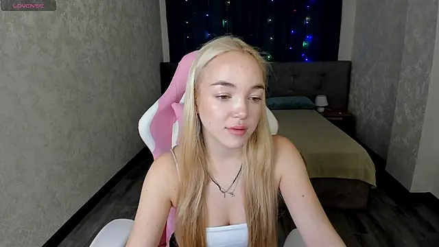 Snapshot of Christy_Little chatting on 17, 2, 2025 Christy Little online show from 17, 2, 2025