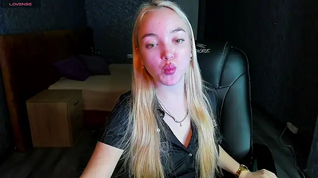 Snapshot of Christy_Little chatting on 28, 2, 2025 Christy Little online show from 28, 2, 2025