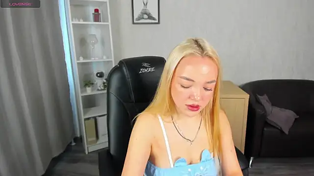 Snapshot of Christy_Little chatting on 5, 3, 2025 Christy Little online show from 5, 3, 2025