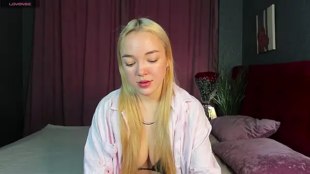 Snapshot of Christy_Little chatting on 6, 3, 2025 Christy Little online show from 6, 3, 2025