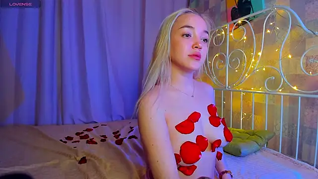 Snapshot of Christy_Little chatting on 11, 3, 2025 Christy Little online show from 11, 3, 2025