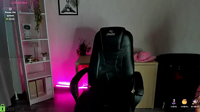 Snapshot of Christy_Little chatting on 9, 9, 2025 Christy Little online show from 9, 9, 2025