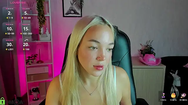 Snapshot of Christy_Little chatting on 17, 9, 2025 Christy Little online show from 17, 9, 2025