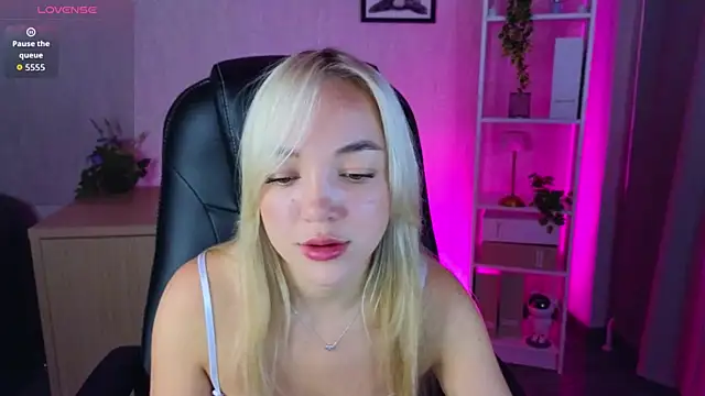 Snapshot of Christy_Little chatting on 22, 9, 2025 Christy Little online show from 22, 9, 2025