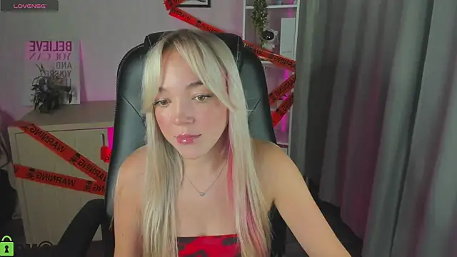 Snapshot of Christy_Little chatting on 26, 10, 2025 Christy Little online show from 26, 10, 2025