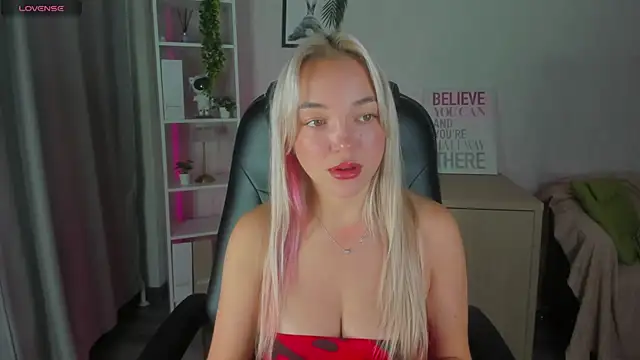 Snapshot of Christy_Little chatting on 4, 11, 2025 Christy Little online show from 4, 11, 2025