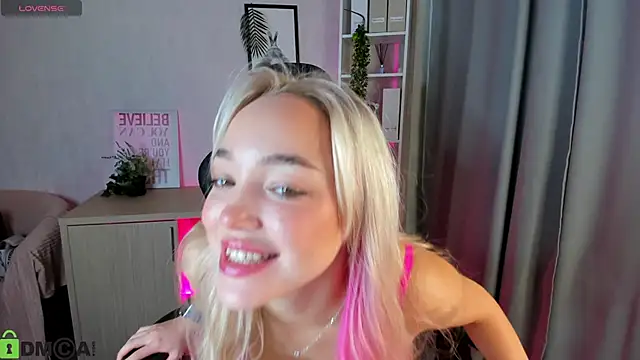 Snapshot of Christy_Little chatting on 13, 11, 2025 Christy Little online show from 13, 11, 2025