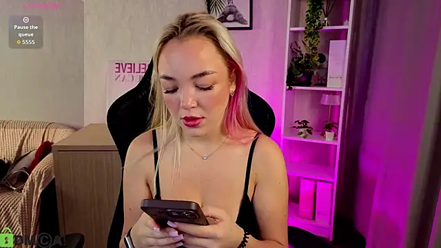 Snapshot of Christy_Little chatting on 2, 12, 2025 Christy Little online show from 2, 12, 2025