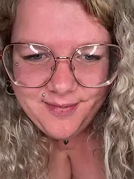 Snapshot of CurvyAnonymousGirl89 chatting on 4, 2, 2025 CurvyAnonymousGirl89 online show from 4, 2, 2025