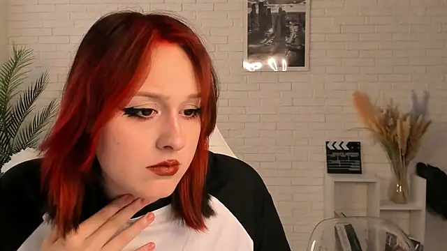 Snapshot of EdlaHatter chatting on 4, 12, 2024 EdlaHatter online show from 4, 12, 2024