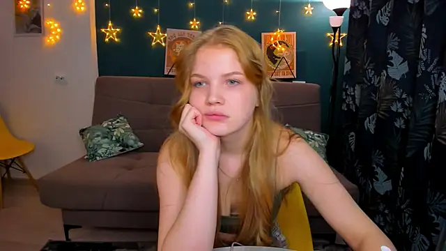 Snapshot of Xloe_Queen chatting on 21, 12, 2024 Xloe Queen online show from 21, 12, 2024