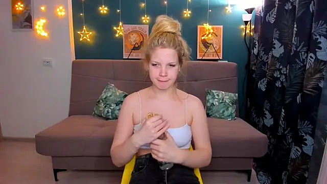 Snapshot of Xloe_Queen chatting on 2, 2, 2025 Xloe Queen online show from 2, 2, 2025