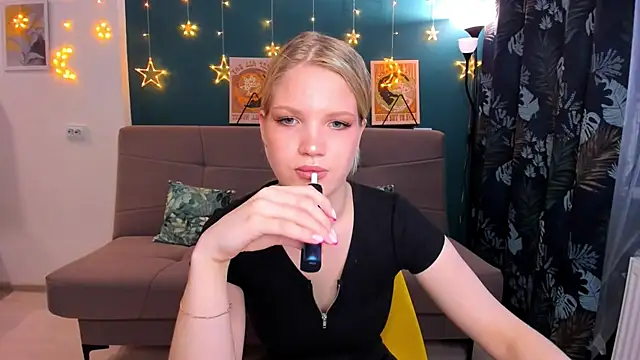 Snapshot of Xloe_Queen chatting on 16, 3, 2025 Xloe Queen online show from 16, 3, 2025