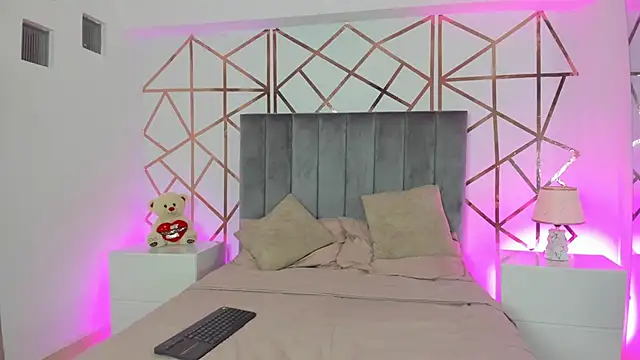 Giselle Roldan online show from 5, 3, 2025