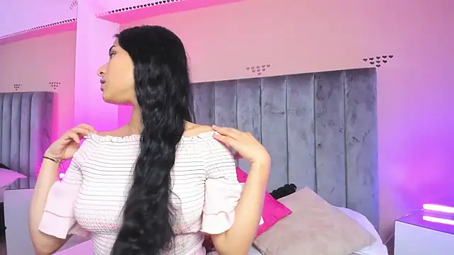 Giselle Roldan online show from 5, 12, 2025