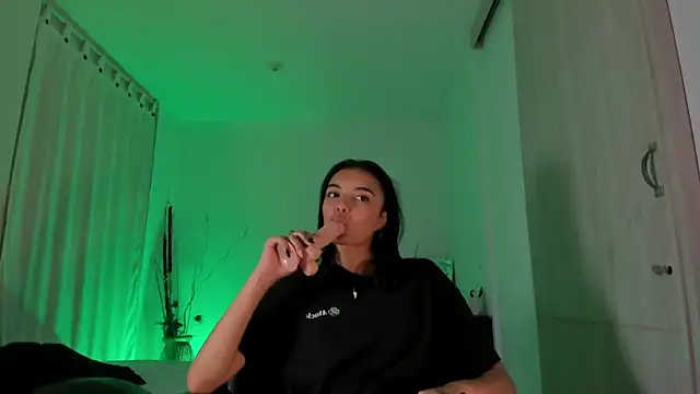 AnabelWolf online show from 1, 2, 2025