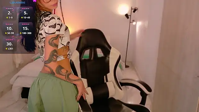 Snapshot of AnabelWolf chatting on 17, 12, 2025 AnabelWolf online show from 17, 12, 2025