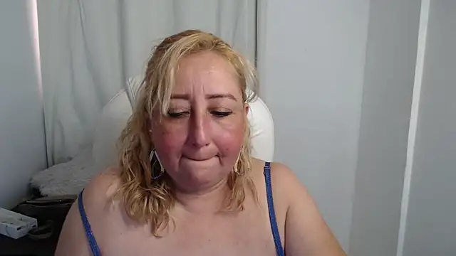 Snapshot of Xileny-Halliwey chatting on 7, 10, 2025 Xileny-Halliwey online show from 7, 10, 2025