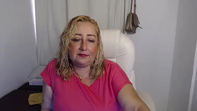 Snapshot of Xileny-Halliwey chatting on 10, 10, 2025 Xileny-Halliwey online show from 10, 10, 2025