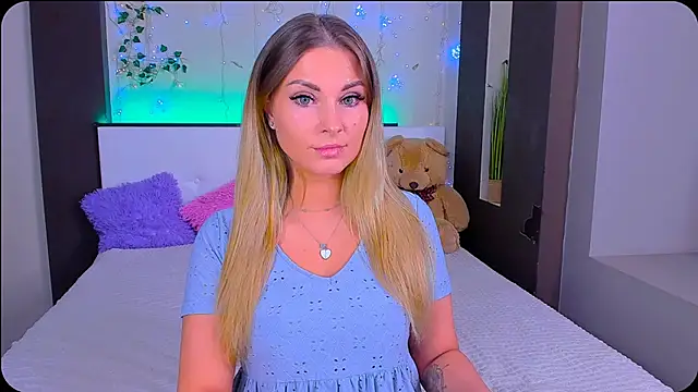 Snapshot of _UrLexxly chatting on 28, 10, 2025 UrLexxly online show from 28, 10, 2025