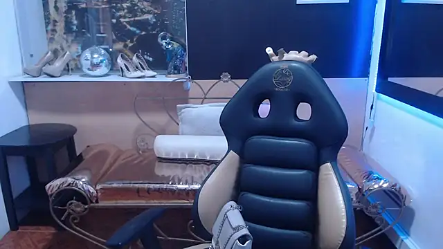 Lili Gomez  online show from 14, 10, 2025