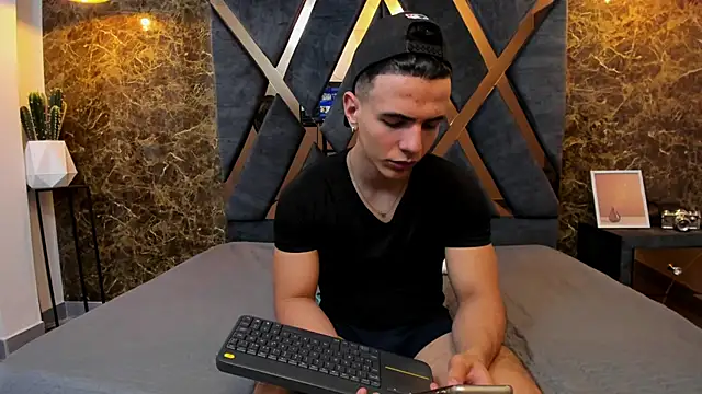 Flynn Riider online show from 24, 1, 2025