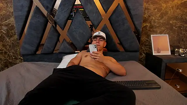 Flynn Riider online show from 27, 1, 2025