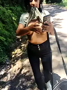 Snapshot of Danna-linyi chatting on 12, 12, 2024 Danna-linyi online show from 12, 12, 2024