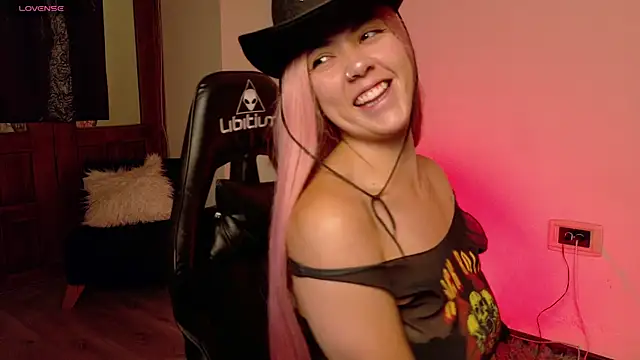 Aurora Hotson online show from 14, 11, 2025