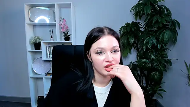 Snapshot of DoloresDias chatting on 8, 10, 2025 DoloresDias online show from 8, 10, 2025
