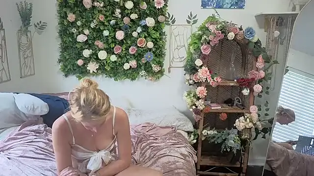 Snapshot of auroraandorion chatting on 10, 10, 2025 auroraandorion online show from 10, 10, 2025