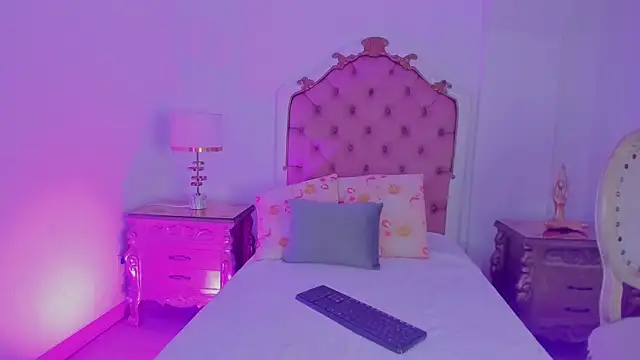 Snapshot of rebeca_watsson chatting on 21, 11, 2025 rebeca watsson online show from 21, 11, 2025