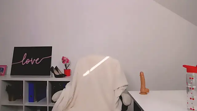 Lia Benini online show from 16, 3, 2025