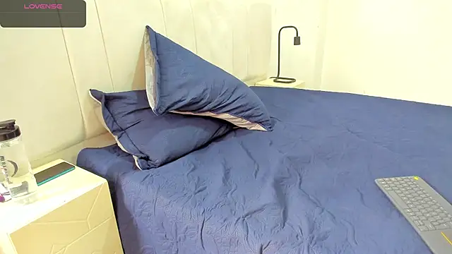 Snapshot of AbrilSonne chatting on 8, 3, 2025 AbrilSonne online show from 8, 3, 2025