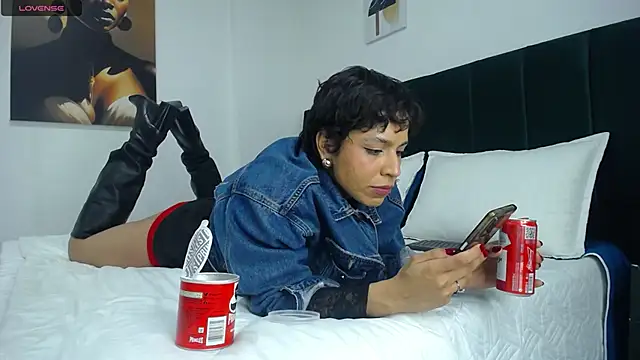 Snapshot of AbrilSonne chatting on 28, 11, 2025 AbrilSonne online show from 28, 11, 2025