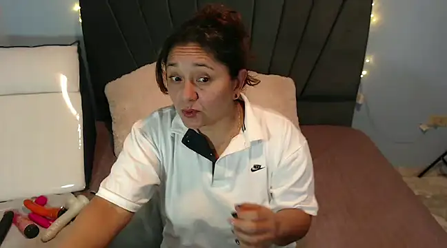 Snapshot of AngelRouss chatting on 1, 2, 2025 AngelRouss online show from 1, 2, 2025