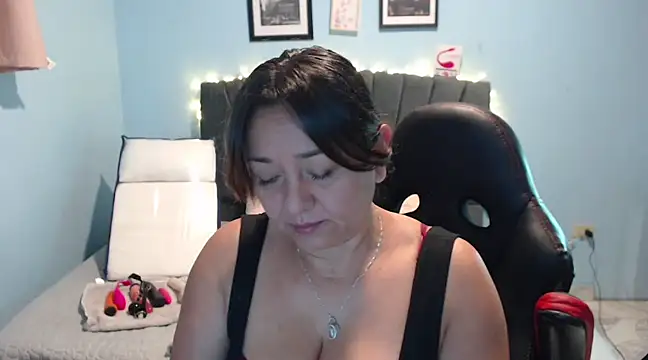 Snapshot of AngelRouss chatting on 4, 2, 2025 AngelRouss online show from 4, 2, 2025