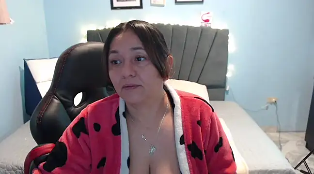 Snapshot of AngelRouss chatting on 6, 2, 2025 AngelRouss online show from 6, 2, 2025