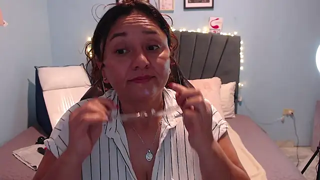 Snapshot of AngelRouss chatting on 1, 3, 2025 AngelRouss online show from 1, 3, 2025